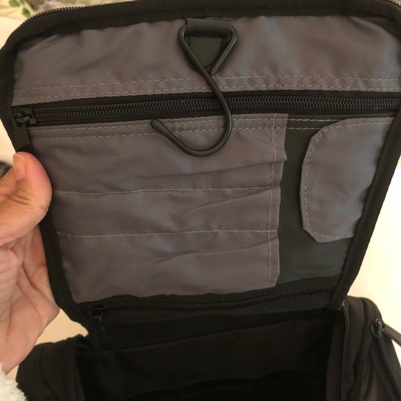 NWOT Hanging Toiletry Bag in Black Nylon - Picture 8 of 8